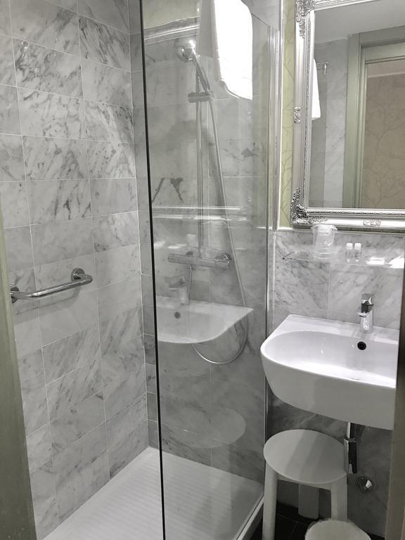 Quarto Duplo com 1 Cama de Casal Pequena